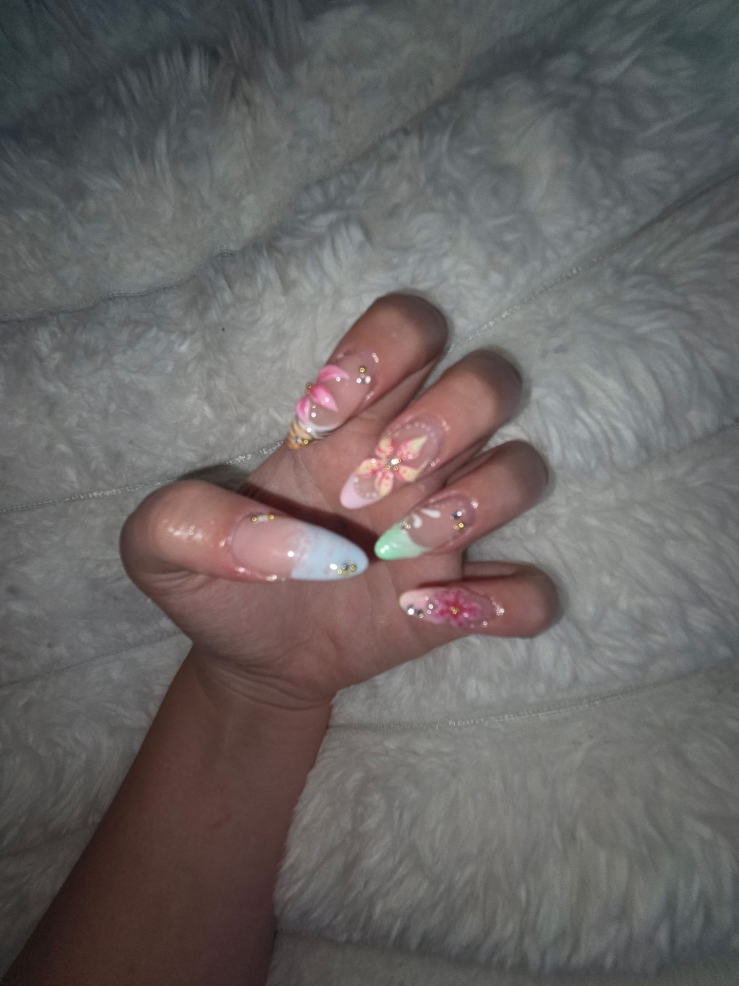 Babyblåa nagelpåbyggnader med subtilt glitter